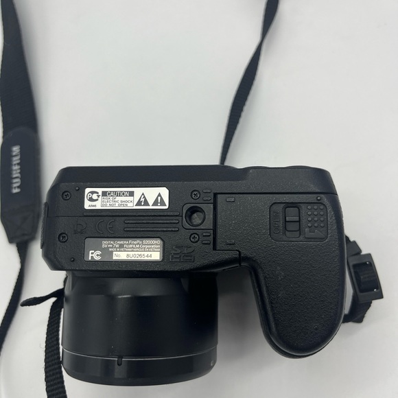 Fujifilm FinePix S2000HD 10 MP Wide Angle Digital Camera - Picture 5 of 11